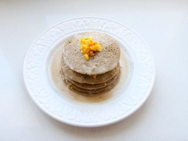 Рецепт банановых панкейков с кокосовым соусом