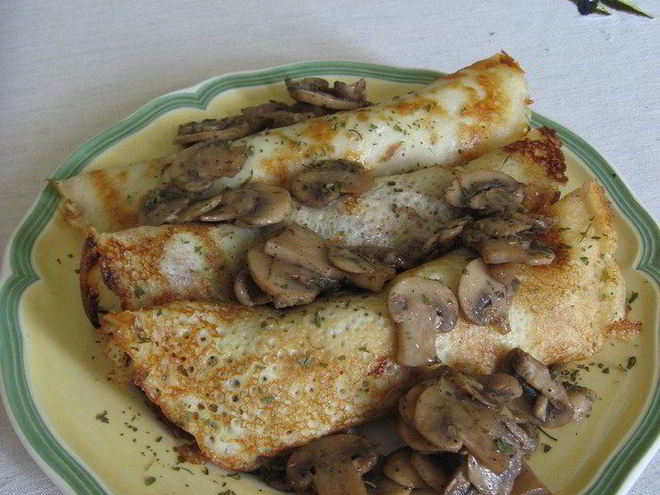 Рецепт блинчиков с голубым сыром и шампиньонами