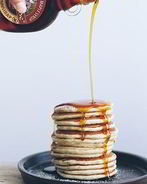 Канадские панкейки с кленовым сиропом