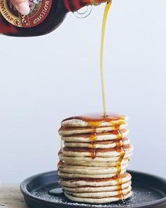 Канадские панкейки с кленовым сиропом