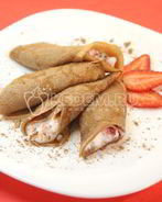 Шоколадные блины с творогом и клубникой