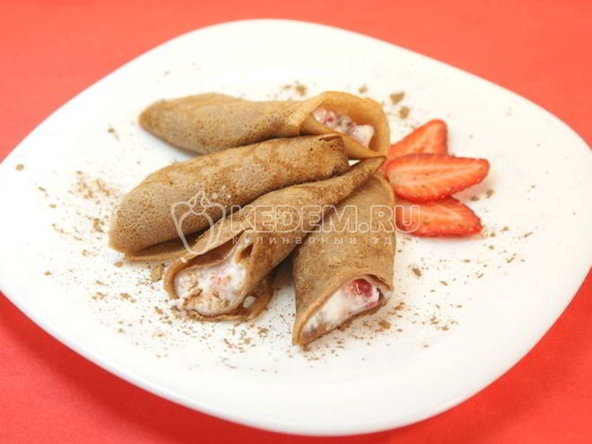 Рецепт шоколадных блинов с творогом и клубникой