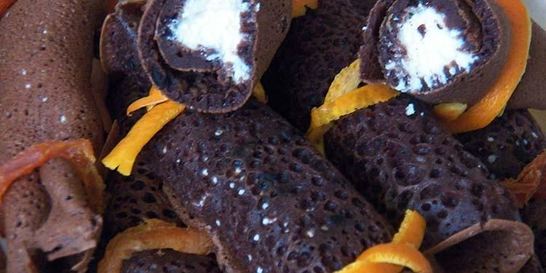 Шоколадные блины с творожной начинкой