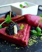 Свекольные блины с черной икрой и сметаной