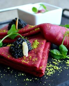 Свекольные блины с черной икрой и сметаной