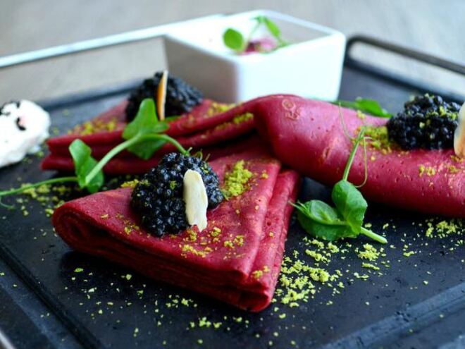 Рецепт свекольных блинов с черной икрой и сметаной