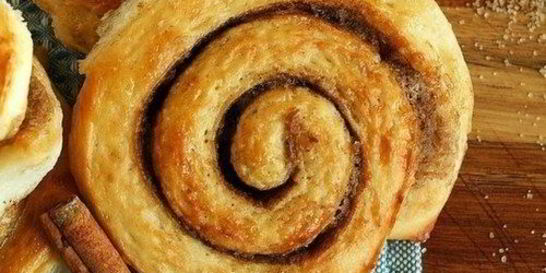 Аппетитные сдобные булочки с корицей