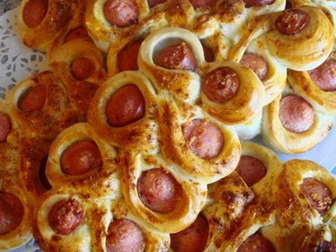 Рецепт булочек гусенички с сыром и сосисками