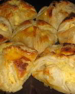 Булочки из слоеного теста с творогом