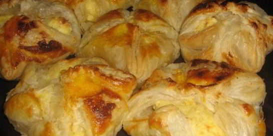 Булочки из слоеного теста с творогом