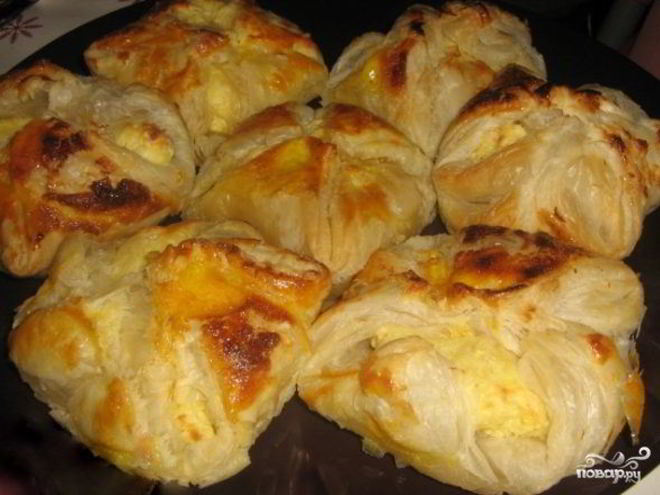 Рецепт булочек из слоеного теста с творогом