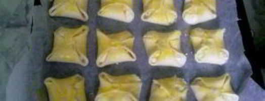 булочки из слоеного теста с творогом. Шаг 4