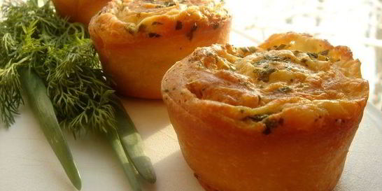 Булочки с чесноком, сыром и пряными травами