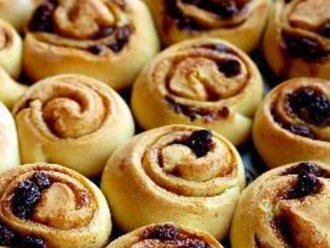 Рецепт булочек с изюмом и корицей