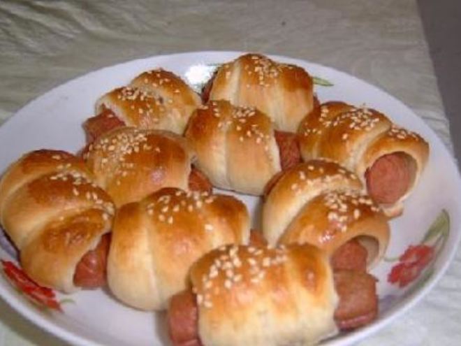 Рецепт булочек с колбасой