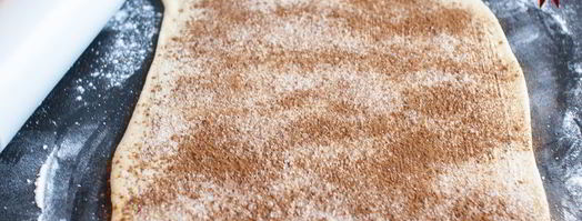 булочки с корицей, карамельным соусом и орехами пекан. Шаг 3