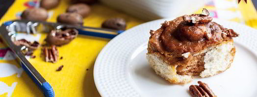 булочки с корицей, карамельным соусом и орехами пекан. Шаг 5