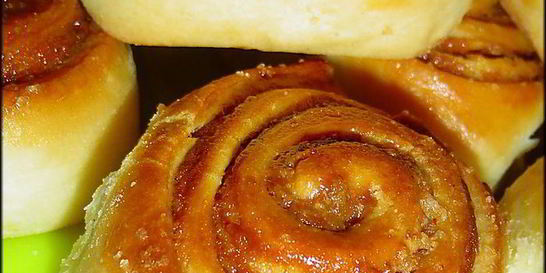 Булочки с яблоками, изюмом и сгущенным молоком