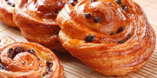 Дрожжевые венские булочки с изюмом