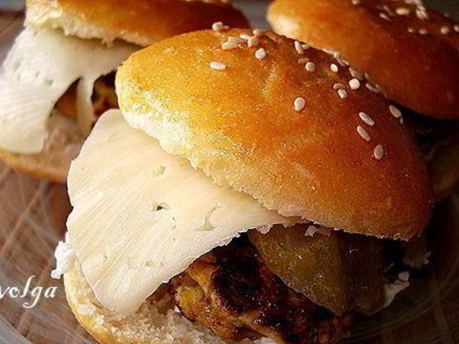 Рецепт курочки на булочке с кунжутом