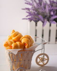 Мини-круассаны с копченой форелью