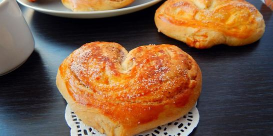 Плюшки с корицей и сахаром