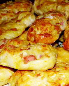 Пресные витые плюшки с сосисками и сыром