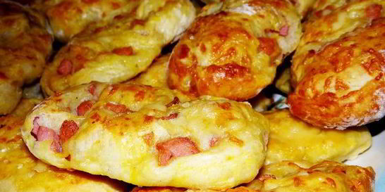 Пресные витые плюшки с сосисками и сыром