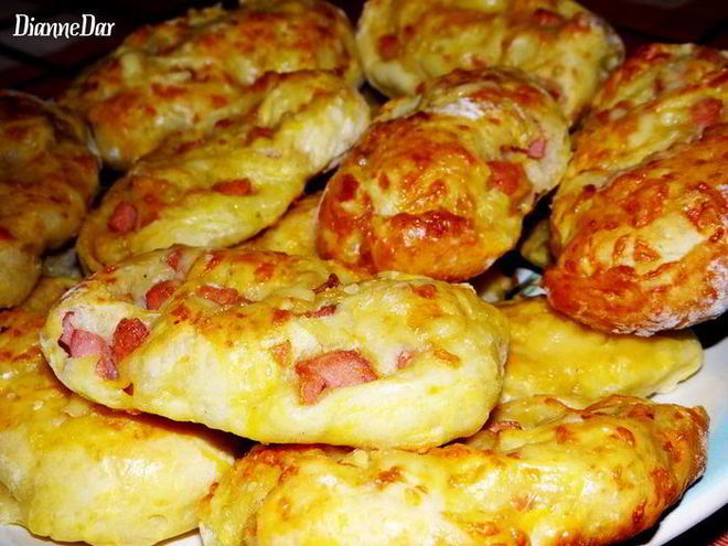 Рецепт пресных витых плюшек с сосисками и сыром