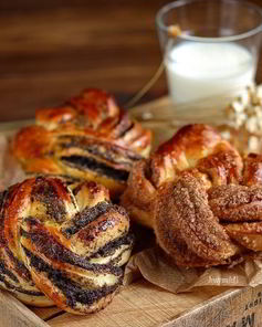 Сдобные булочки-плетенки с маком и корицей