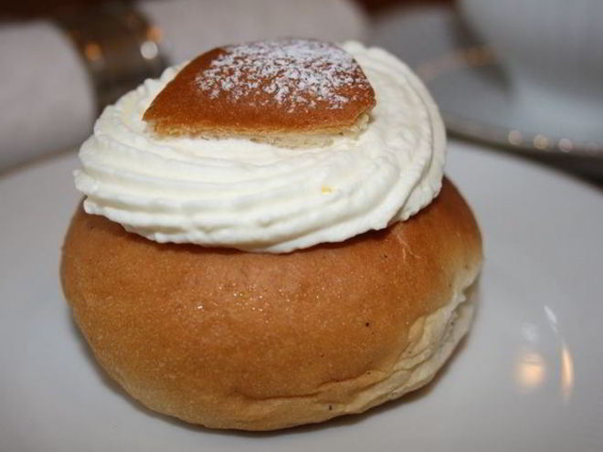 Рецепт шведских булочек с кардамоном и сливками семлур