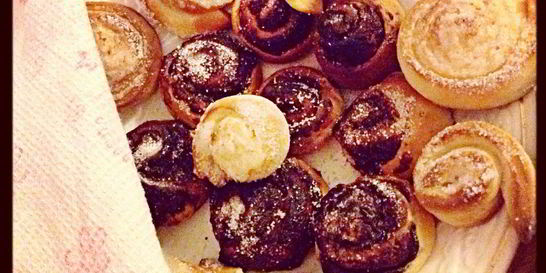 Сладкие сдобные булочки с шоколадной пастой