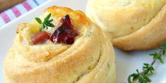 Сливочные булочки с тимьяном, моцареллой и вялеными помидорами