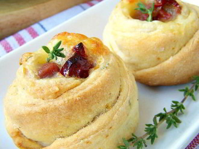 Рецепт сливочных булочек с тимьяном, моцареллой и вялеными помидорами
