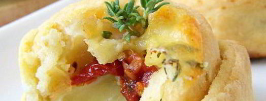 сливочные булочки с тимьяном, моцареллой и вялеными помидорами. Шаг 3