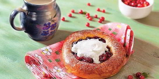 Ватрушка с брусникой