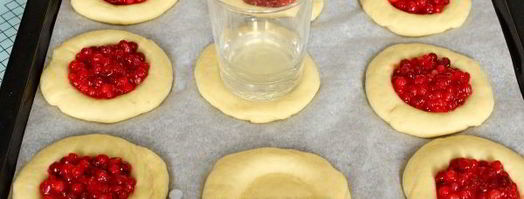 ватрушки с брусникой. Шаг 12