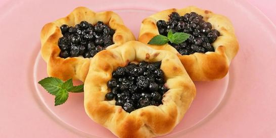 Ватрушки с черной смородиной