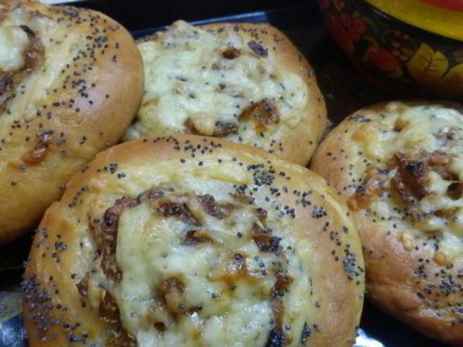 Рецепт ватрушек с луково-сырной начинкой