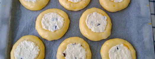 ватрушки с творогом и клюквой. Шаг 6