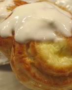 Ватрушки с творогом в сметанной заливке