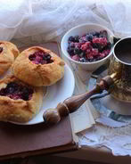 Ватрушки с ягодами на творожном тесте