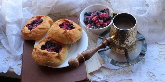 Ватрушки с ягодами на творожном тесте