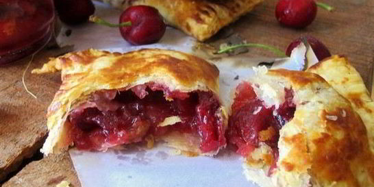 Быстрые слойки с вишневой начинкой