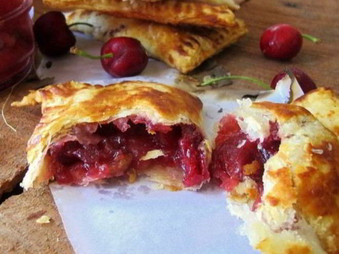 Рецепт быстрых слоек с вишневой начинкой