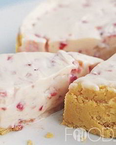 Белый шоколадный чизкейк с клубникой