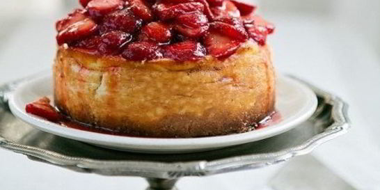 Чизкейк Нью-Йорк с клубничным соусом