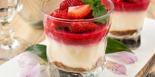 Чизкейк в стакане с клубникой