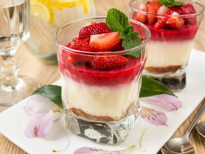 Рецепт чизкейка в стакане с клубникой