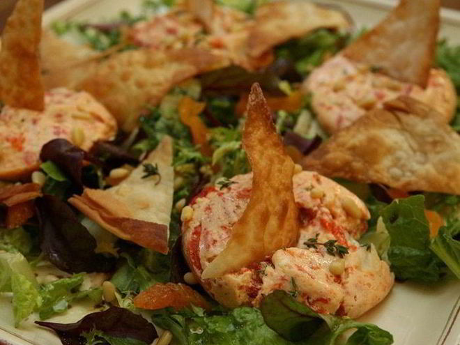 Рецепт чизкейков со сладким перцем на листьях салата